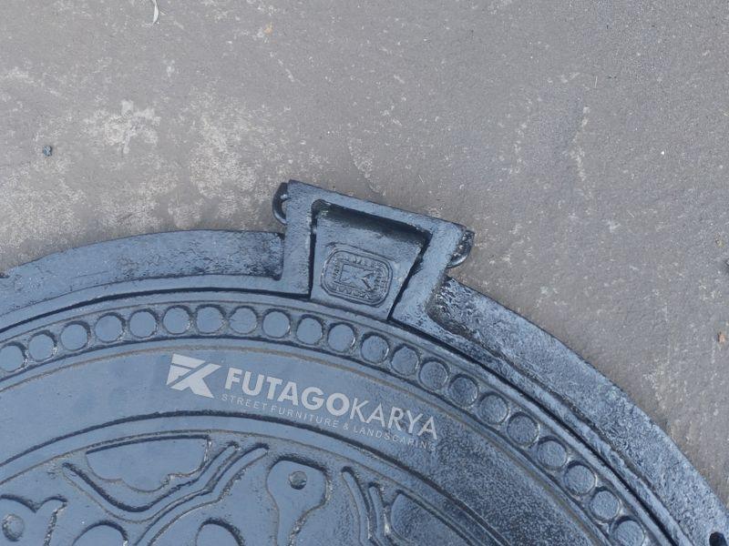 Manhole cover saluran besi