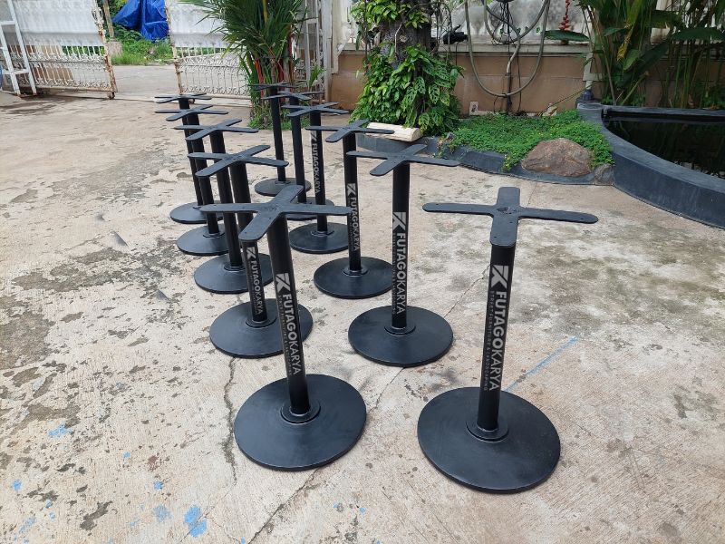 kaki meja besi bulat