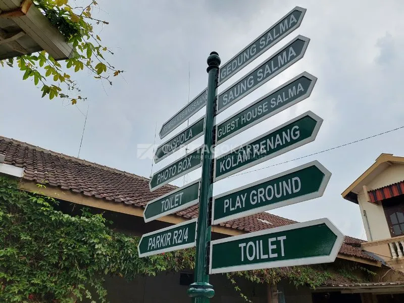 Peran Vital Material Tiang dalam Konstruksi Papan Nama