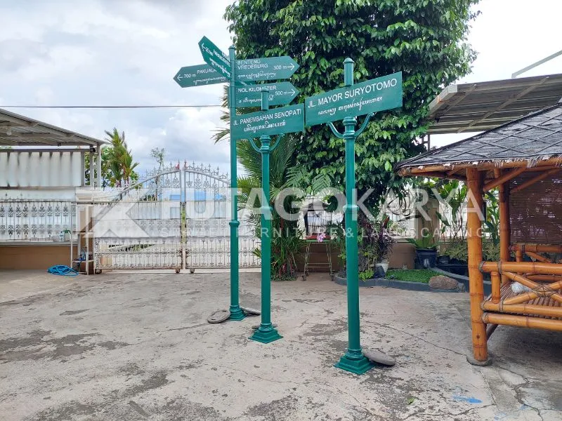 Tiang Papan Nama Jalan