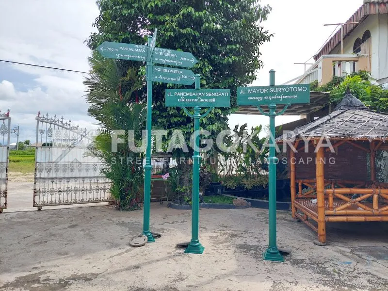 Tiang Papan Nama Jalan