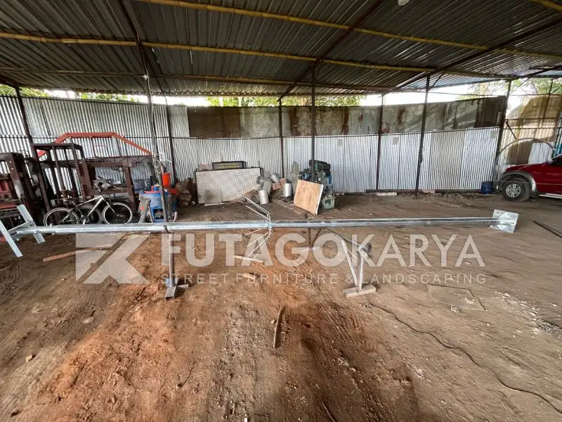 Tiang Lampu Oktagonal