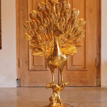 ornamen kuningan merak